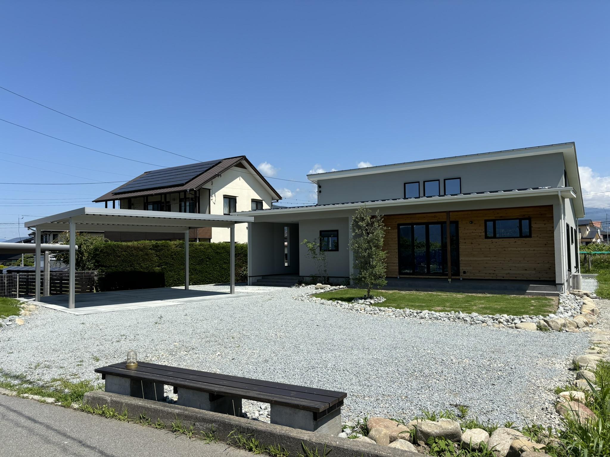 開放的な勾配天井のリビングが魅力な平屋の家のイメージ7