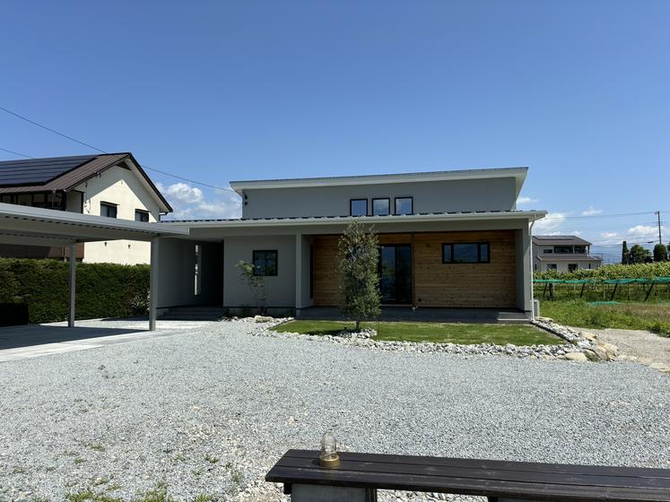 開放的な勾配天井のリビングが魅力な平屋の家のイメージ8