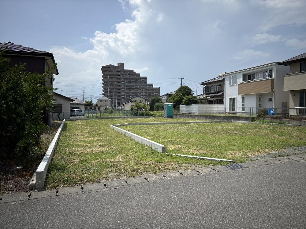 新規分譲地2区画（①区画は建売住宅計画進行中）
販売価格￥1,112万円（地積：229.79㎡・69.51坪）建築条件付き
周辺には生活に便利な商業施設が多数あり。住居に適した閑静な住宅街に位置し日当たり良好な敷地は成型も良く無駄のない建物配置計画が可能です。ご希望に合った間取りプランをご提案いたします。（プラン作成費は無料です）
甲府市立池田小学校・甲府市立西中学校学区イメージ1