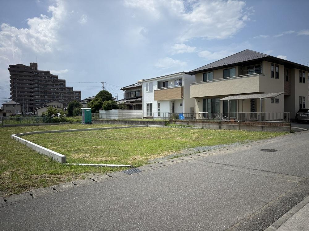 新規分譲地2区画（①区画は建売住宅計画進行中）
販売価格￥1,112万円（地積：229.79㎡・69.51坪）建築条件付き
周辺には生活に便利な商業施設が多数あり。住居に適した閑静な住宅街に位置し日当たり良好な敷地は成型も良く無駄のない建物配置計画が可能です。ご希望に合った間取りプランをご提案いたします。（プラン作成費は無料です）
甲府市立池田小学校・甲府市立西中学校学区イメージ4