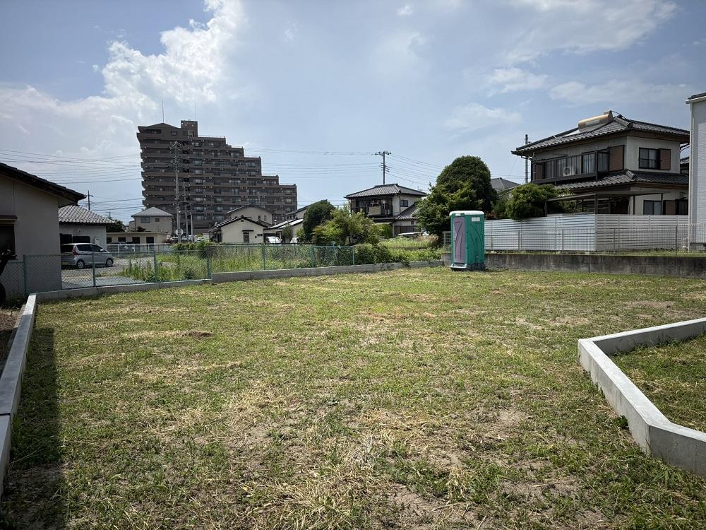 新規分譲地2区画（①区画は建売住宅計画進行中）
販売価格￥1,112万円（地積：229.79㎡・69.51坪）建築条件付き
周辺には生活に便利な商業施設が多数あり。住居に適した閑静な住宅街に位置し日当たり良好な敷地は成型も良く無駄のない建物配置計画が可能です。ご希望に合った間取りプランをご提案いたします。（プラン作成費は無料です）
甲府市立池田小学校・甲府市立西中学校学区イメージ2