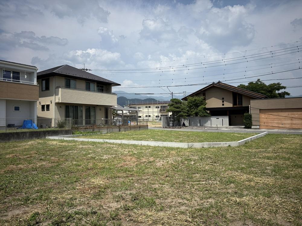 新規分譲地2区画（①区画は建売住宅計画進行中）
販売価格￥1,112万円（地積：229.79㎡・69.51坪）建築条件付き
周辺には生活に便利な商業施設が多数あり。住居に適した閑静な住宅街に位置し日当たり良好な敷地は成型も良く無駄のない建物配置計画が可能です。ご希望に合った間取りプランをご提案いたします。（プラン作成費は無料です）
甲府市立池田小学校・甲府市立西中学校学区イメージ6