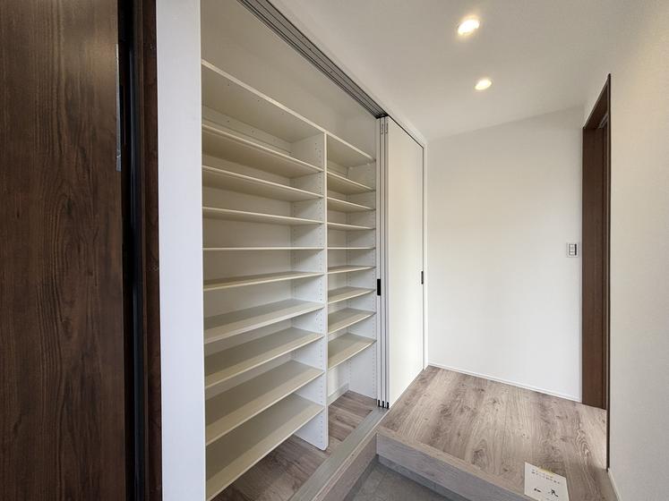 土地+建物（3LDK)+外構工事及び付帯設備含む総額￥3,678万円
立地条件：土地成型が良く駐車がスムーズな配置計画で日当たり良好な閑静な住宅地
建物のポイント：新築建売住宅　長期優良住宅認定・耐震性能は国内最高等級の3取得
住宅省エネ2025子育てグリーン住宅支援事業　長期優良住宅80万円補助金受給対象住宅のイメージ11